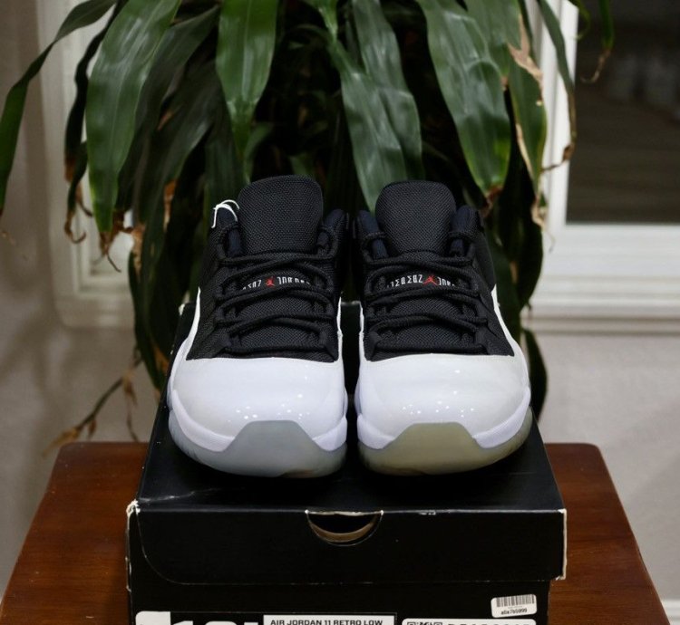Air Jordan 11 Retro Low Tuxedo