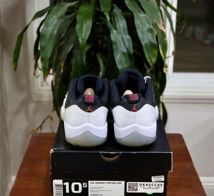 Air Jordan 11 Retro Low Tuxedo