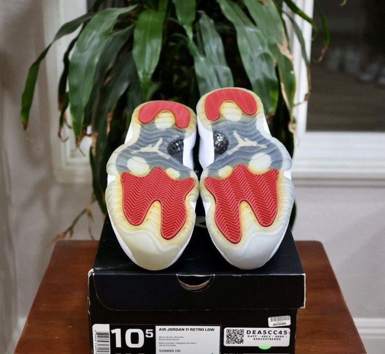 Air Jordan 11 Retro Low Tuxedo