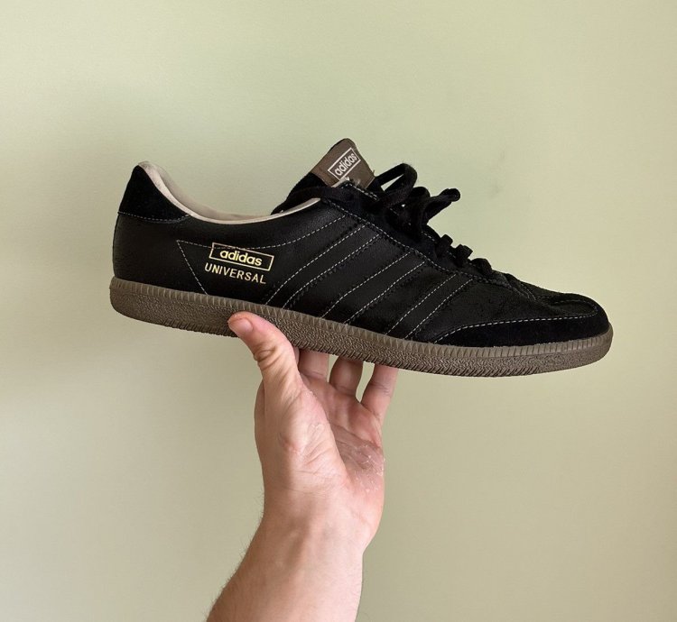 Vintage 00s Adidas Universal Leather Sneakers