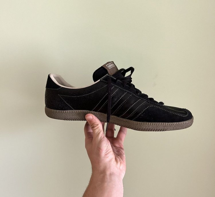 Vintage 00s Adidas Universal Leather Sneakers