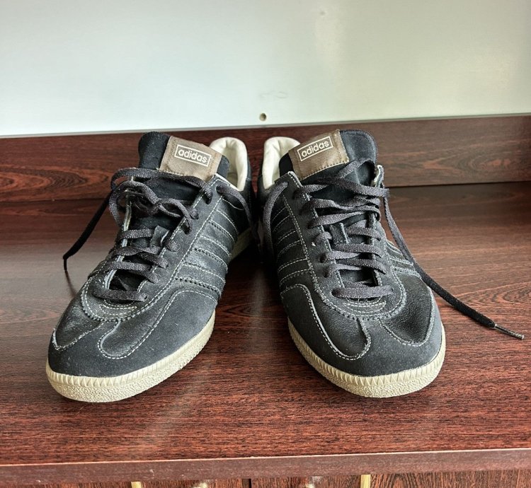 Vintage 00s Adidas Universal Leather Sneakers