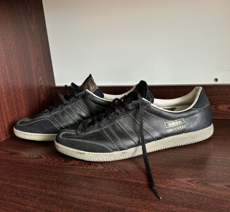 Vintage 00s Adidas Universal Leather Sneakers