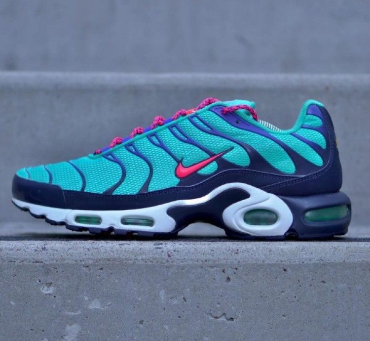 Nike Air Max Plus Discover Your Air Sky Black Running Shoes