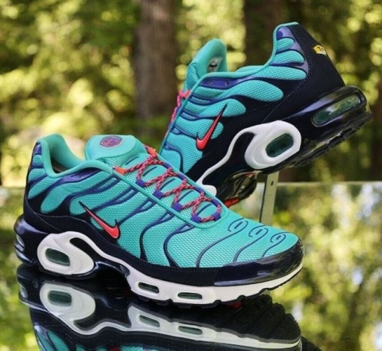 Nike Air Max Plus Discover Your Air Sky Black Running Shoes