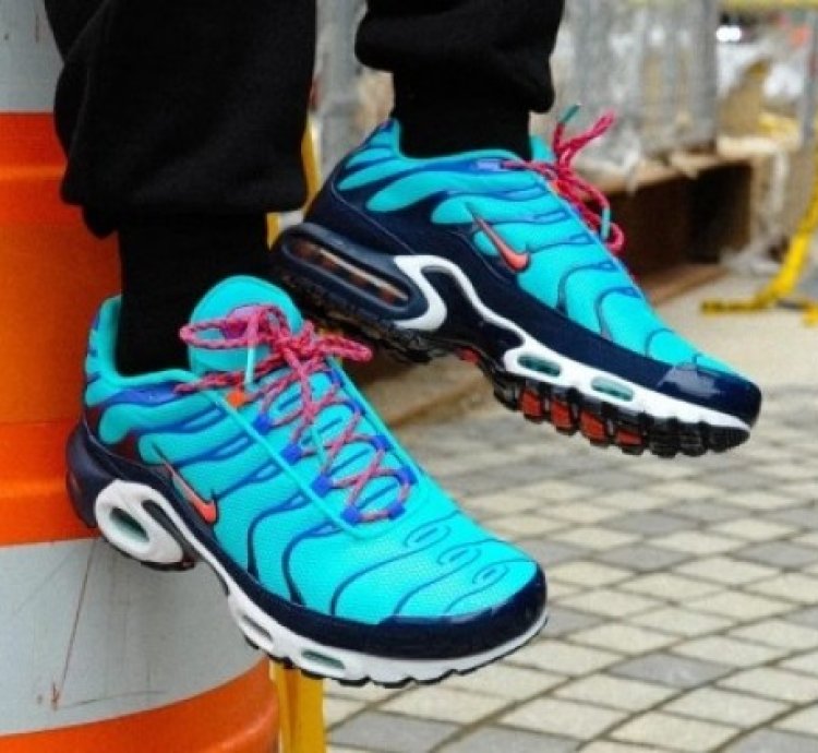Nike Air Max Plus Discover Your Air Sky Black Running Shoes