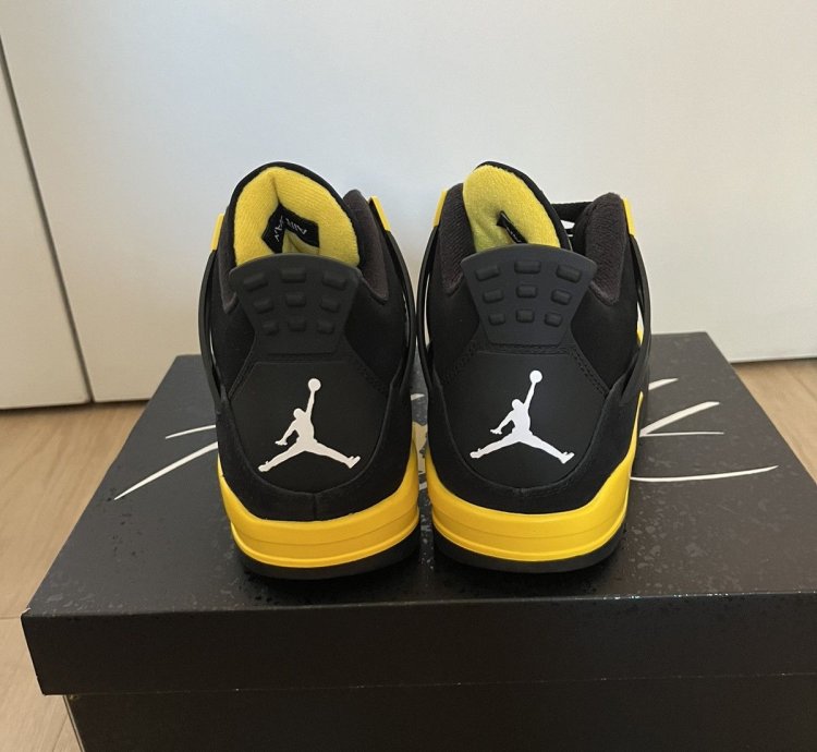 Air Jordan 4 Retro