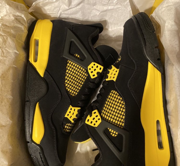 Air Jordan 4 Retro thunder