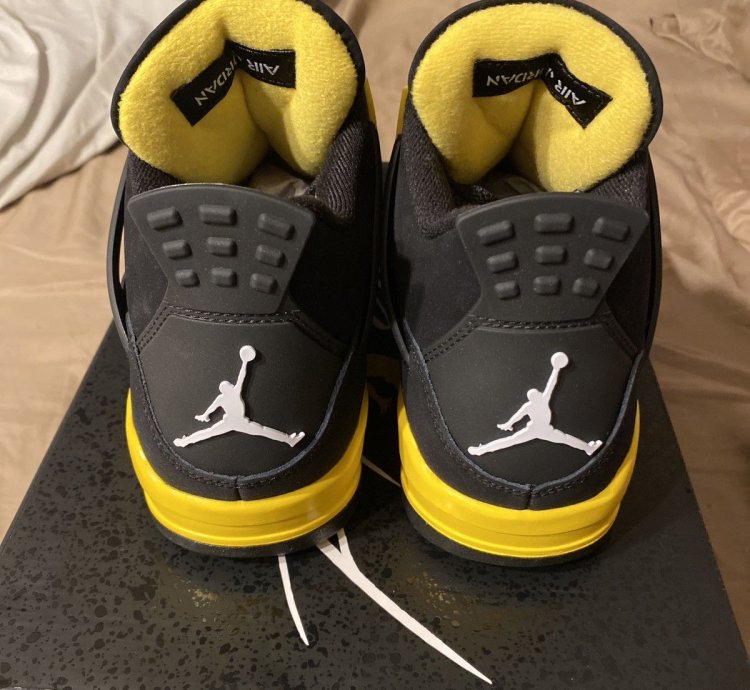 Air Jordan 4 Retro thunder