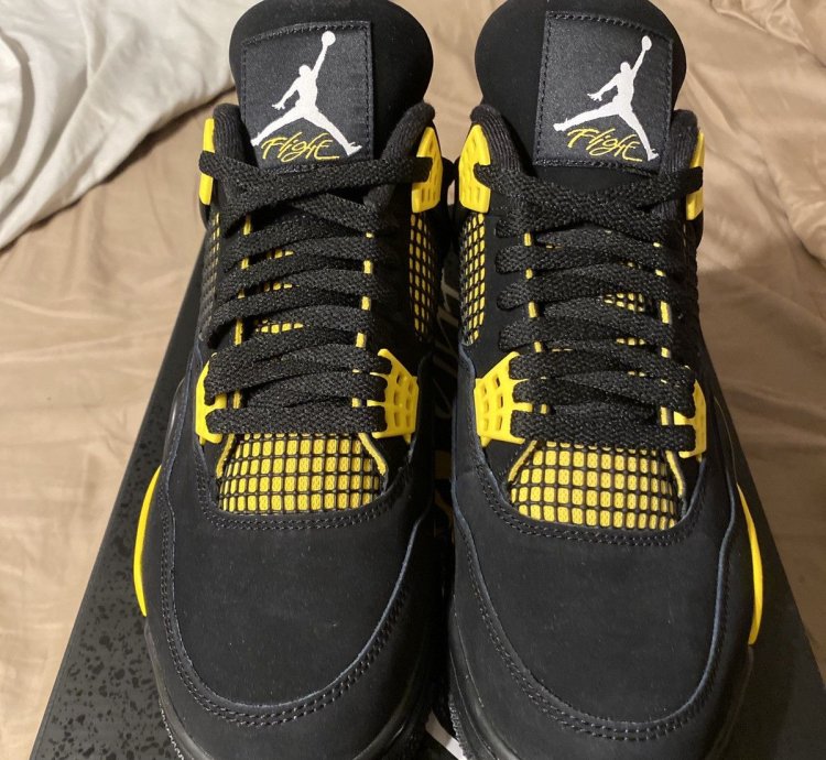 Air Jordan 4 Retro thunder