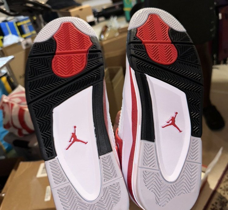 Air Jordan 4 Retro - Red Cement