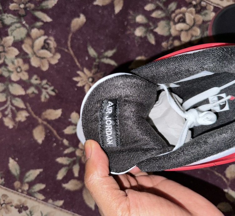 Air Jordan 4 Retro - Red Cement