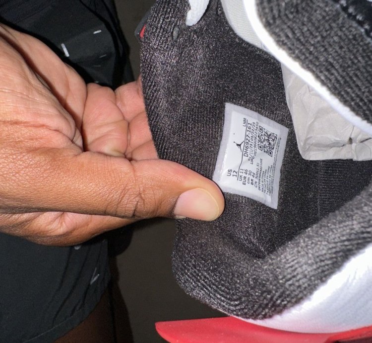 Air Jordan 4 Retro - Red Cement