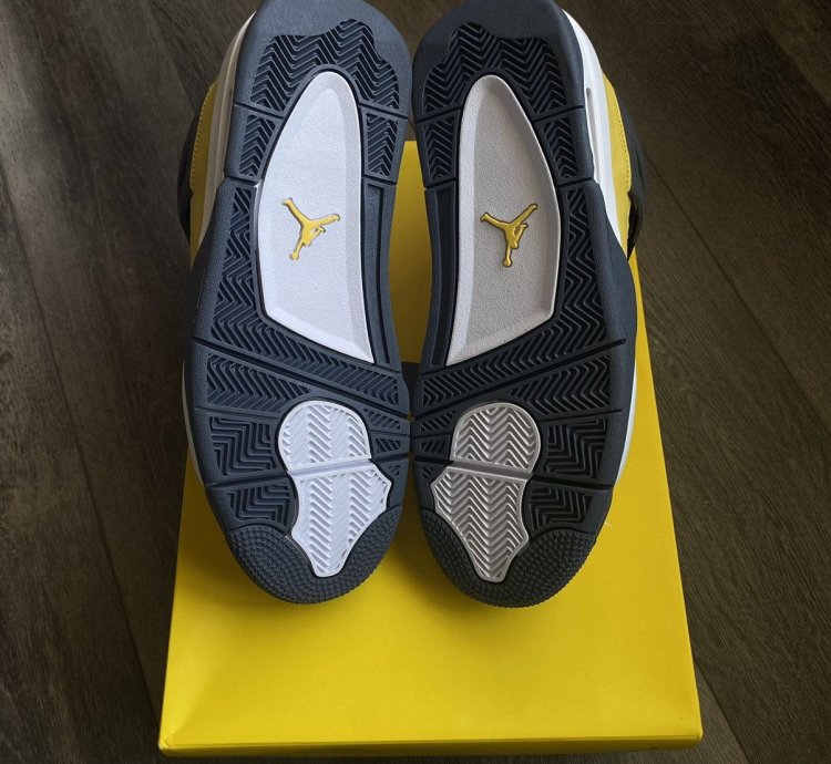 Air Jordan 4 Retro Lightning Shoes Size 9 5