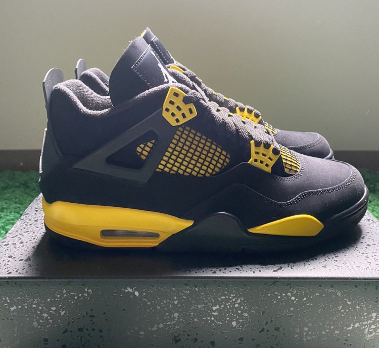 Air Jordan 4 Retro Thunder