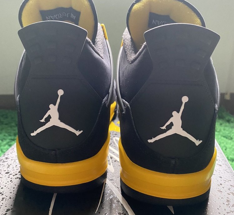 Air Jordan 4 Retro Thunder