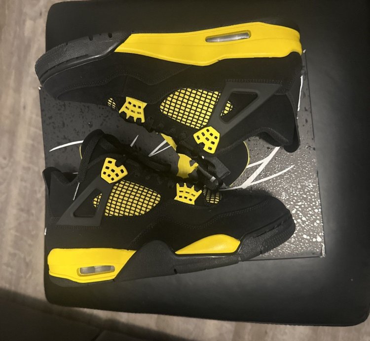 Air Jordan 4 Thunder