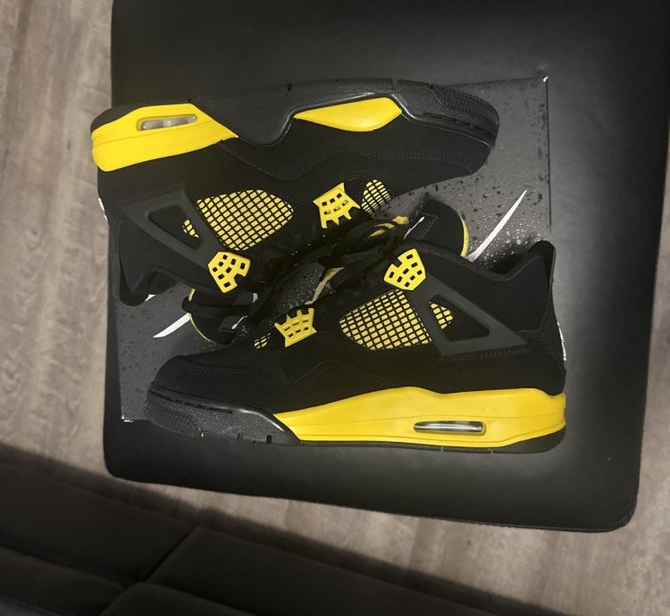 Air Jordan 4 Thunder