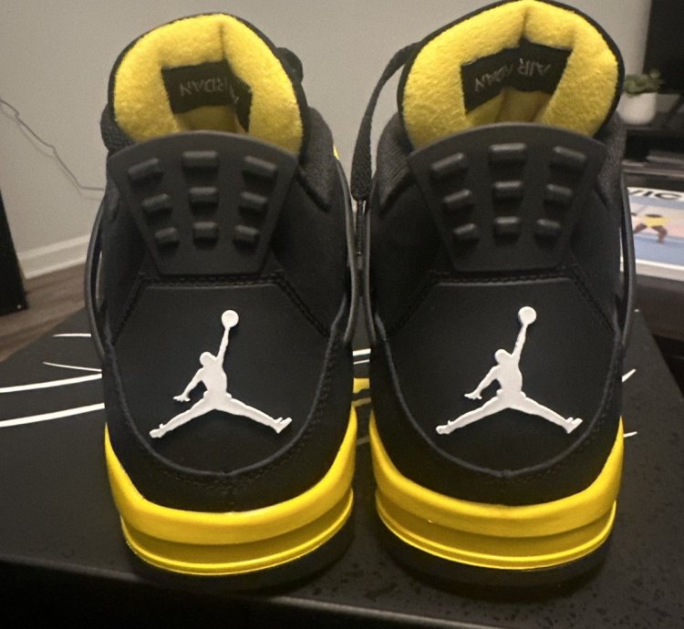 Air Jordan 4 Thunder