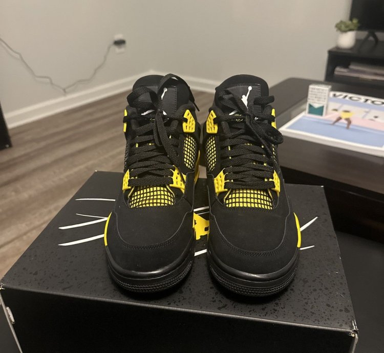 Air Jordan 4 Thunder