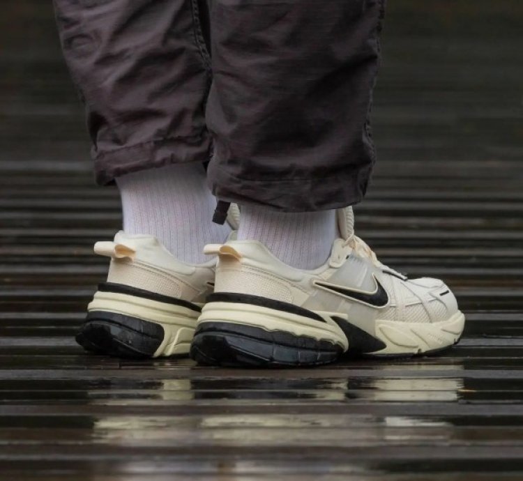 Nike V2k Runtekk Beige Black Running Shoes