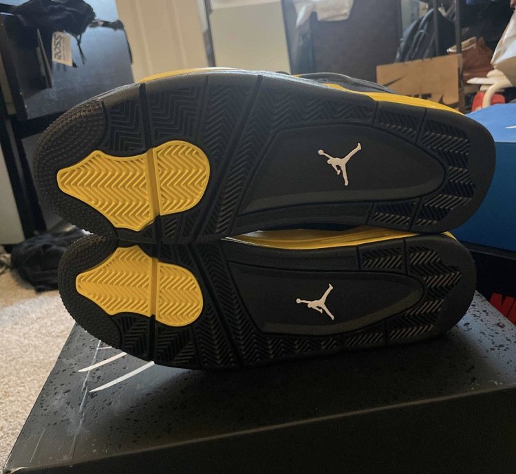 Air Jordan 4 Thunder 2023