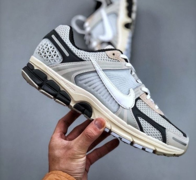Nike Zoom Vomero 5 Beige White Black Sneakers