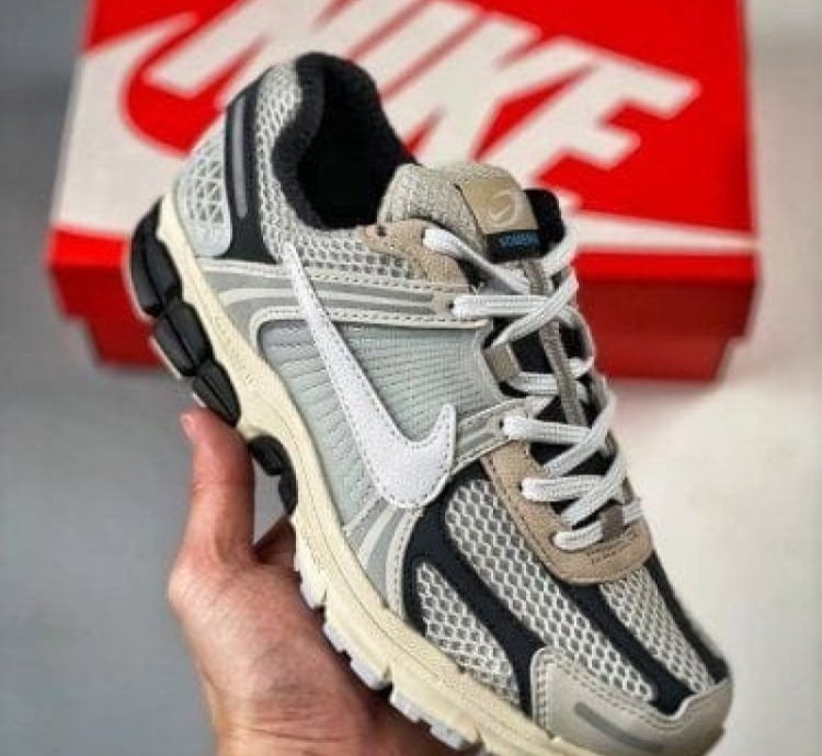 Nike Zoom Vomero 5 Beige White Black Sneakers
