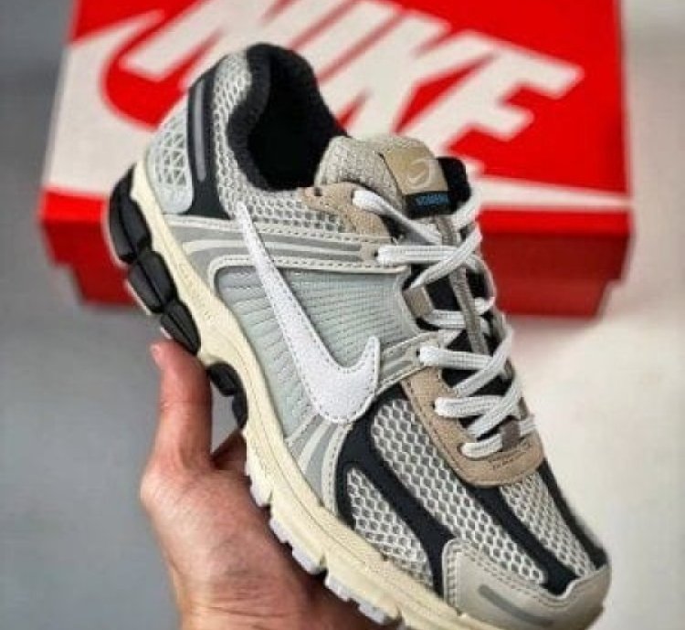 Nike Zoom Vomero 5 Beige White Black Sneakers