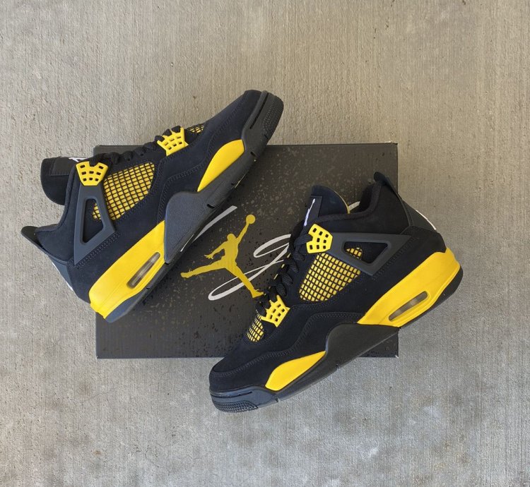 Air Jordan Retro 4 Thunder 2023