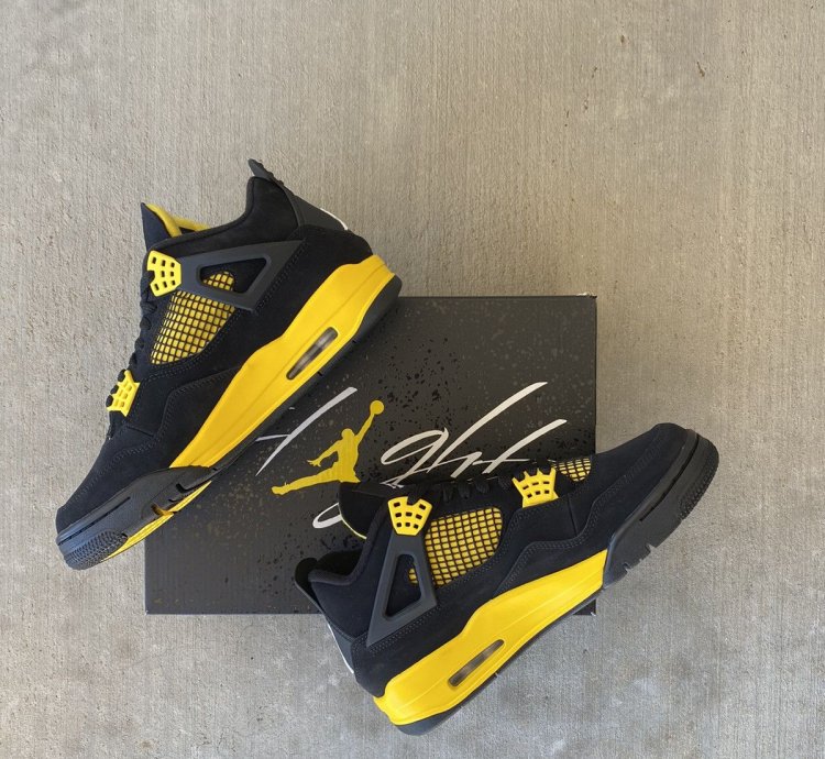 Air Jordan Retro 4 Thunder 2023