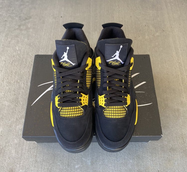 Air Jordan Retro 4 Thunder 2023