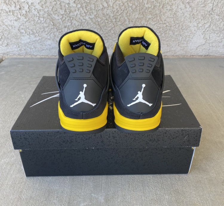 Air Jordan Retro 4 Thunder 2023