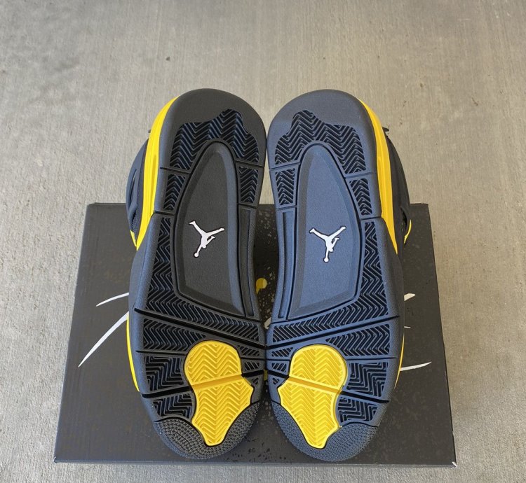 Air Jordan Retro 4 Thunder 2023