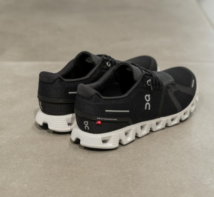 On Cloud 5 Nova Black White Sneakers