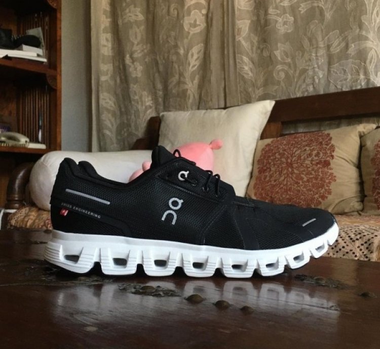 On Cloud 5 Nova Black White Sneakers