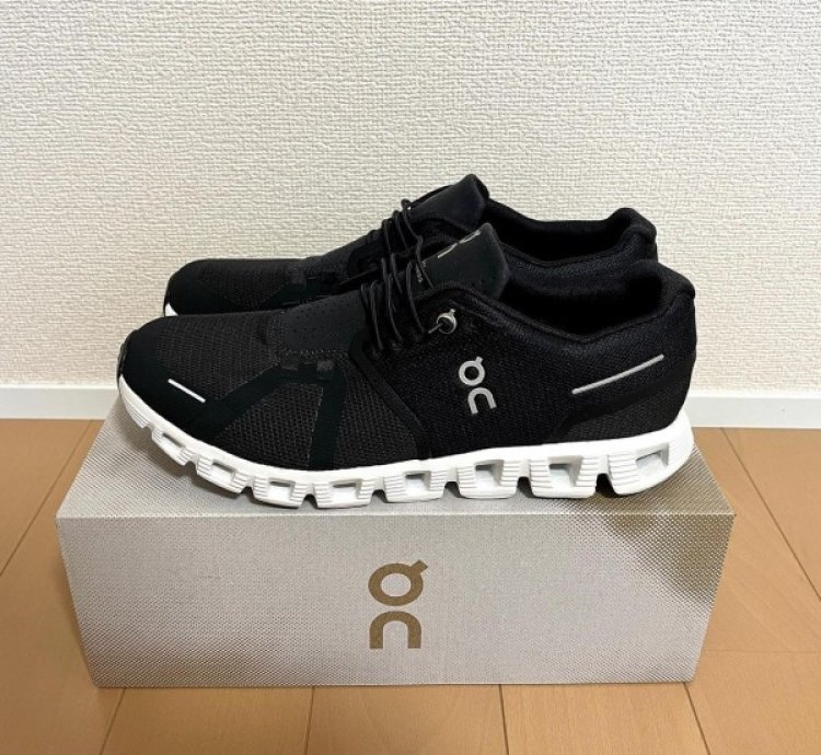 On Cloud 5 Nova Black White Sneakers