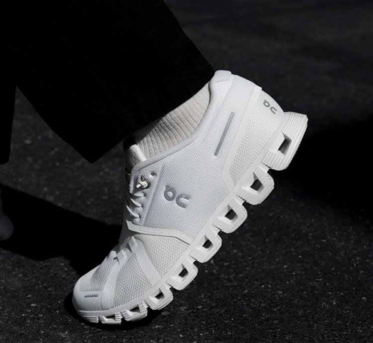 On Cloud 5 Nova White Sneakers