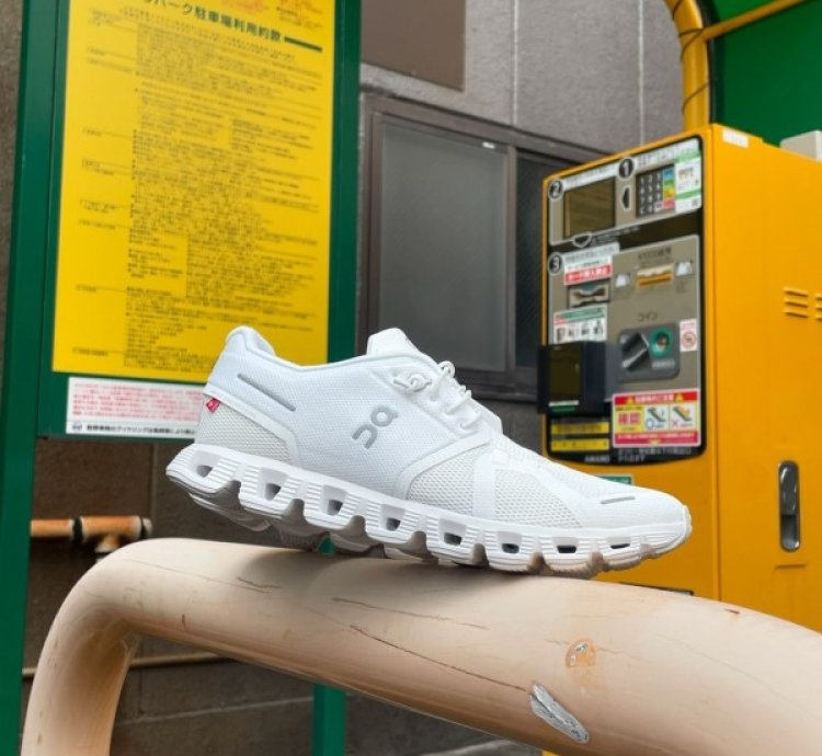 On Cloud 5 Nova White Sneakers