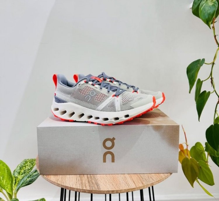 On Cloud Surfer Trail Fosil Ivory Sneakers