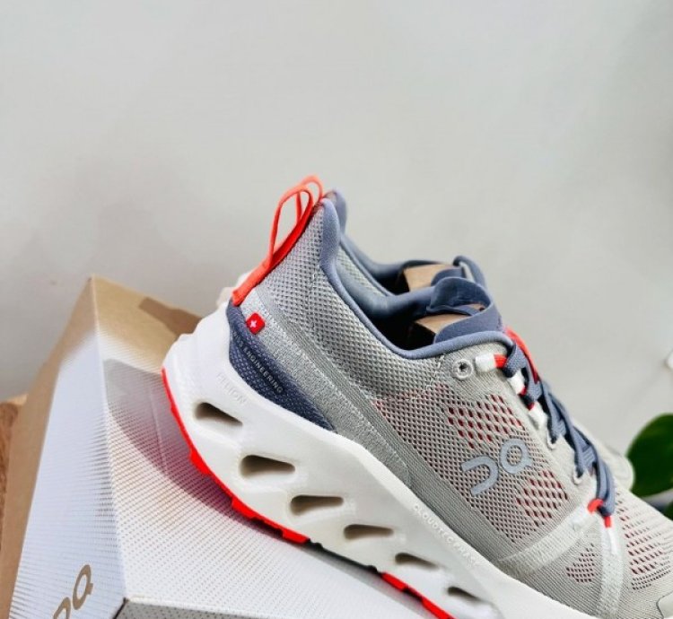 On Cloud Surfer Trail Fosil Ivory Sneakers