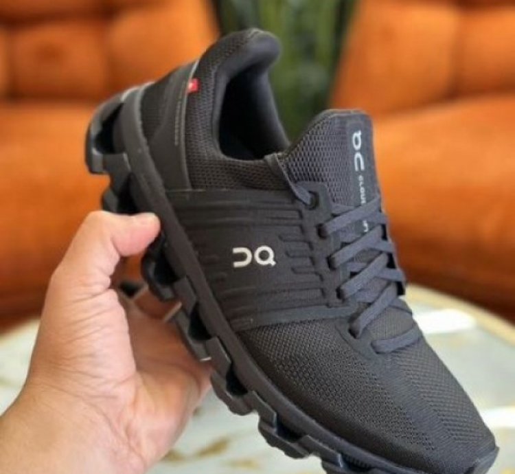 On Running Cloud Swift Black Running Shoes