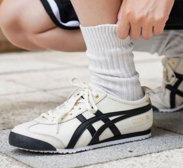 Onitsuka Tiger Maxico Black Gold Sneakers