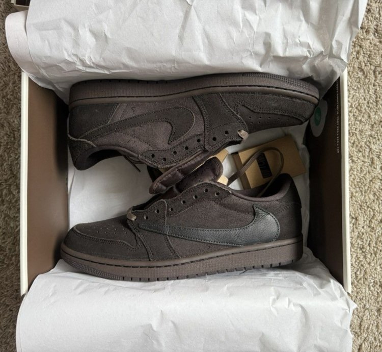 Jordan 1 Low Travis Scott Dark Mocha Velvet Brown