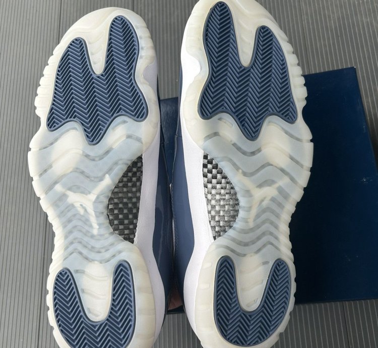 Jordan 11 Retro Low Diffused Blue