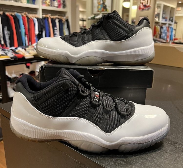 Jordan 11 Retro Low Tuxedo