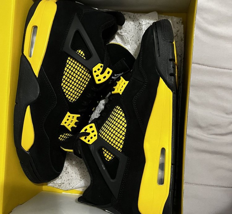 Jordan 4 Black And Yellow