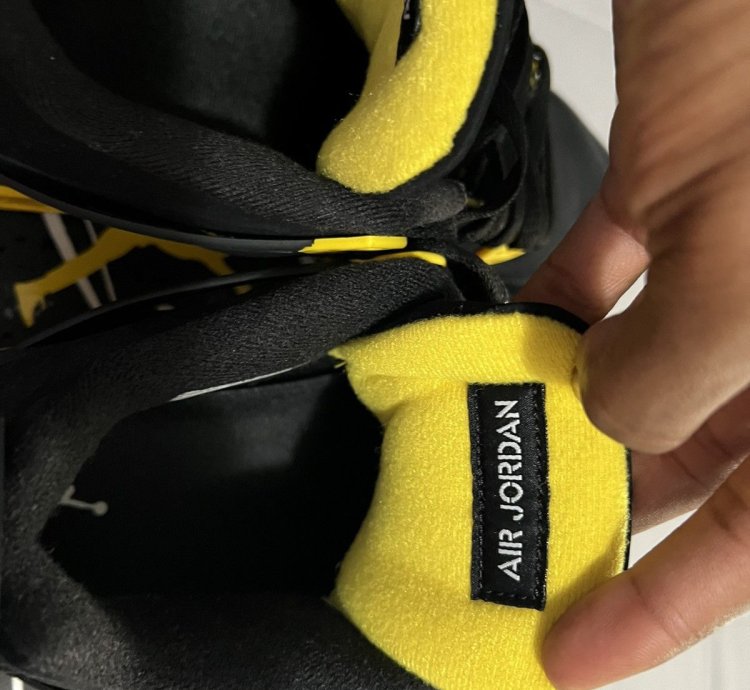 Jordan 4 Black And Yellow