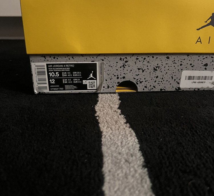 Jordan 4 Lightning