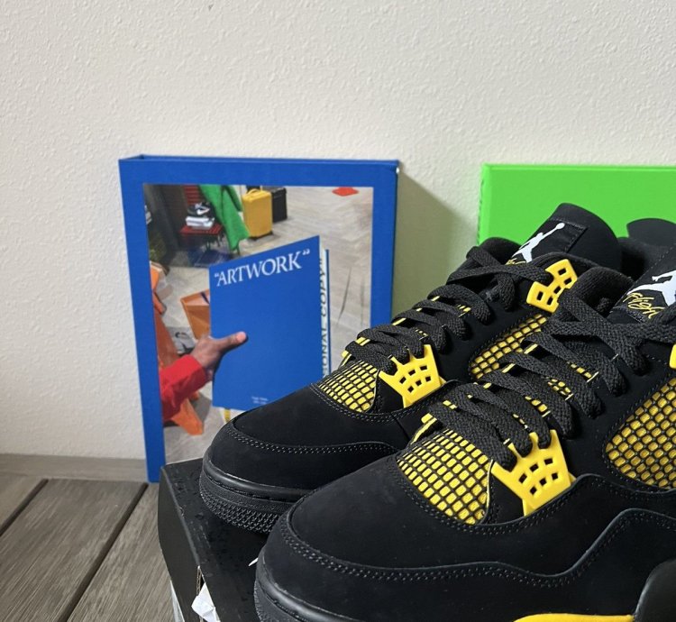 Nike Air Jordan 4 Retro Thunder